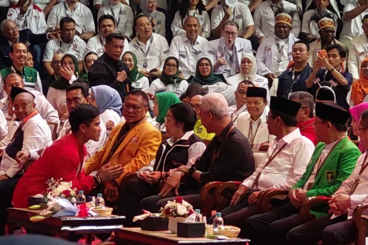 Gibran dan Kaesang Cium Tangan Megawati di Acara Pengundian Nomor Urut