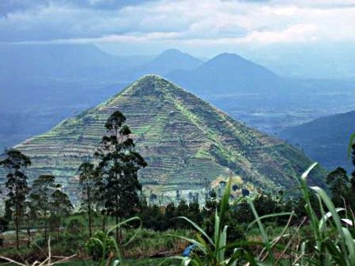 Wisata Gunung Padang Piramida Terbesar diSeluruh Dunia